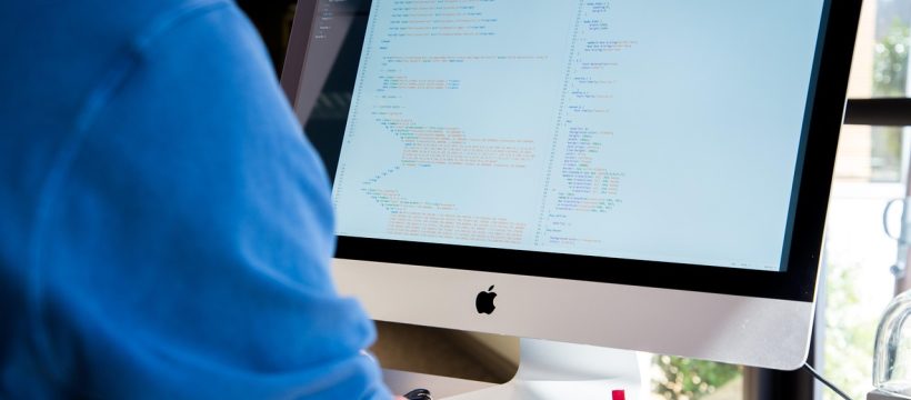 凌辱尤娜资讯站编辑团队在宽敞明亮的工作室内协作整理二次元ACG内容资讯，屏幕上显示结构化的数据看板与内容索引界面，氛围专业而富有创意
